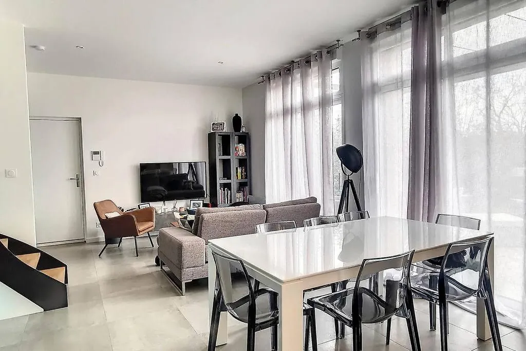 Duplex En Rez De Jardin Apartment Neuville-sur-Saone 0*,  France